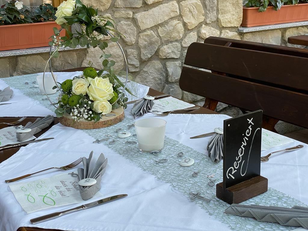 weiß gedeckter Tisch mit Dekoration